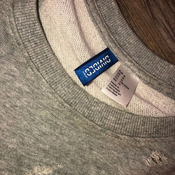 H&M CREWNECK (STYLISH TORN) - Picture 5 of 5
